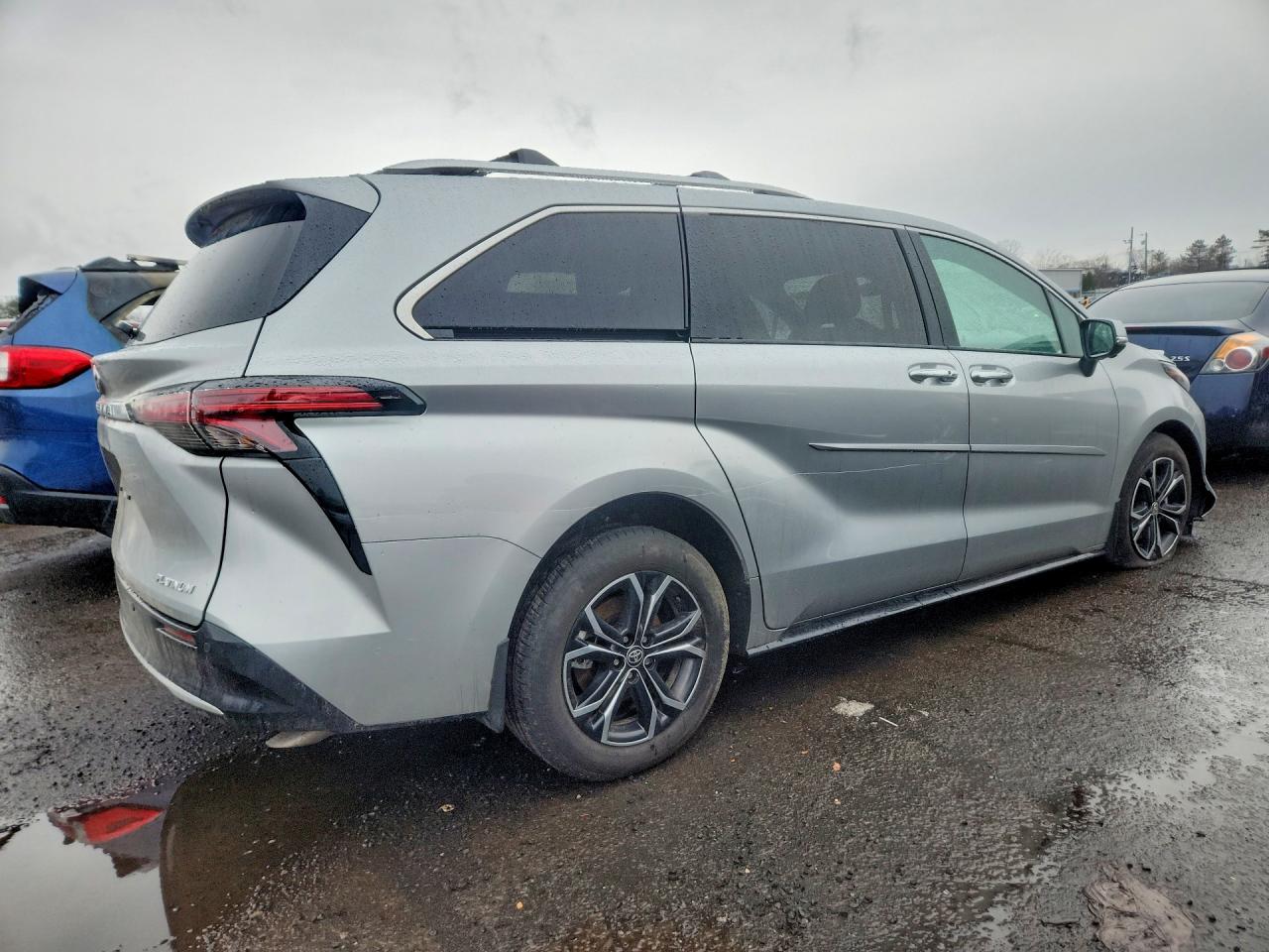 2025 TOYOTA SIENNA PLATINUM 7-PASSENGER photo 5