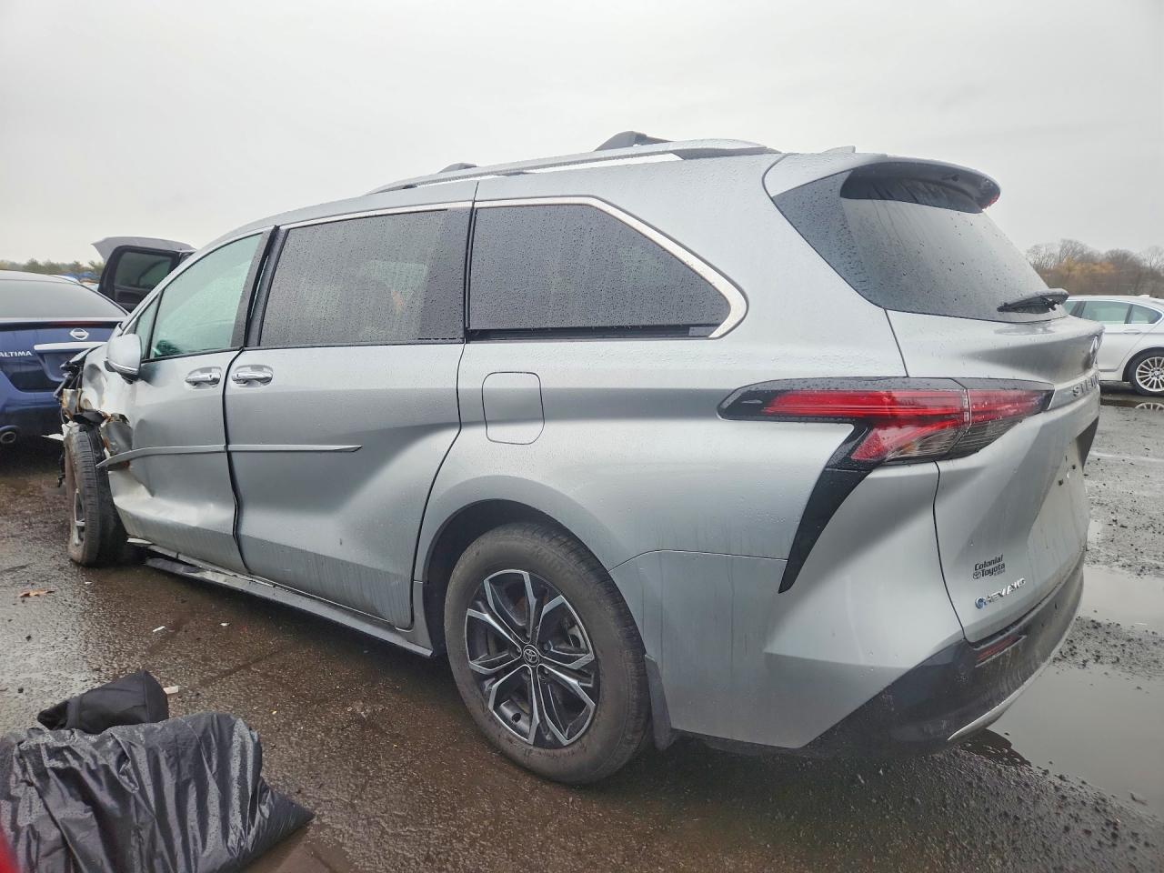2025 TOYOTA SIENNA PLATINUM 7-PASSENGER photo 3