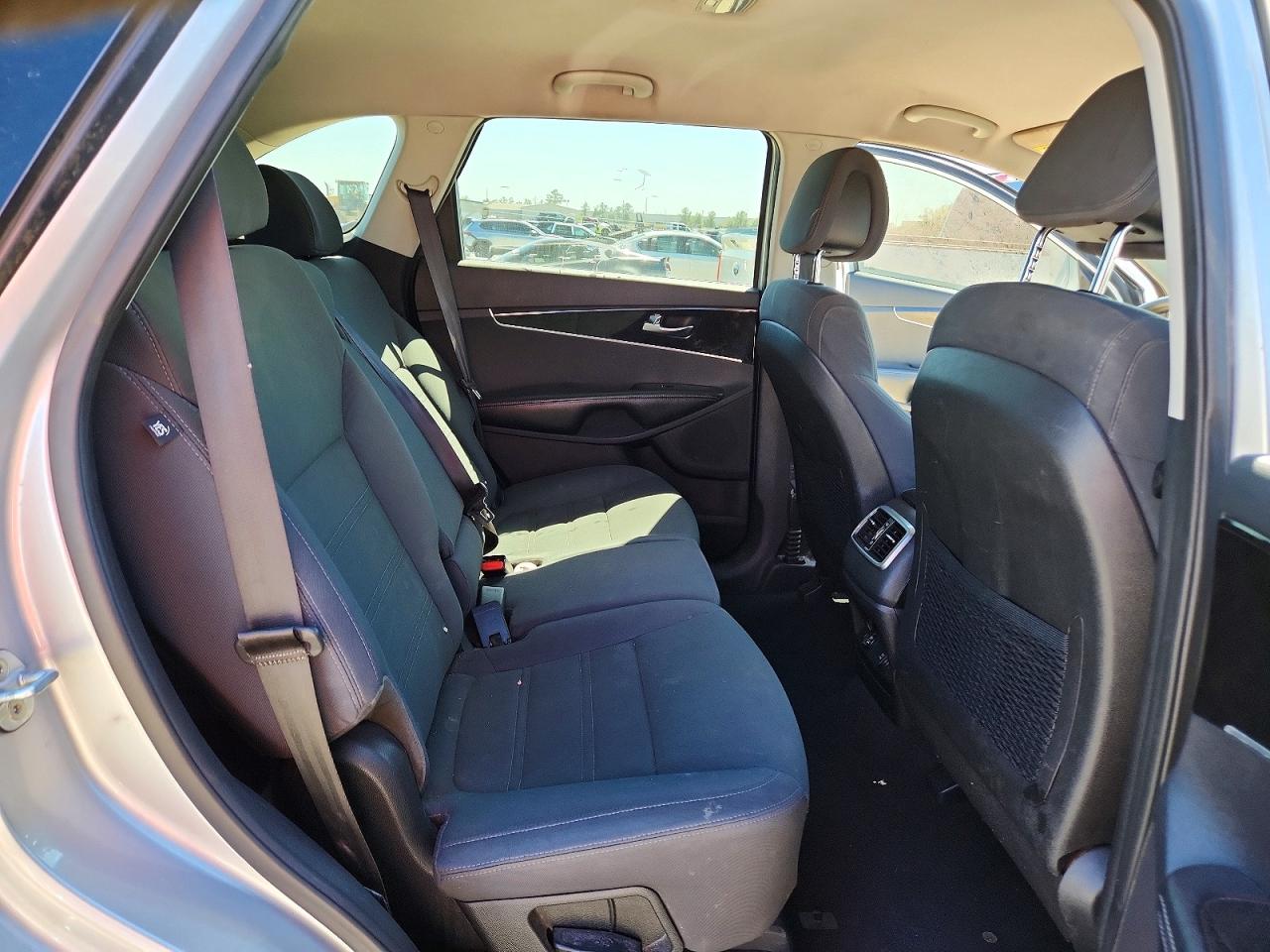2016 KIA SORENTO LX photo 28