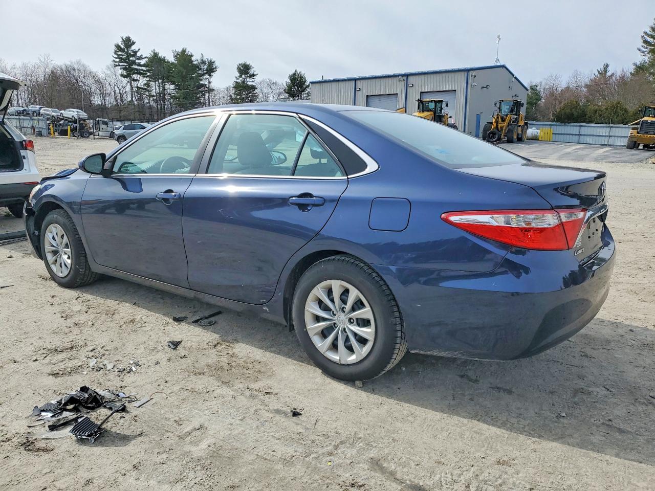2017 TOYOTA CAMRY LE photo 2