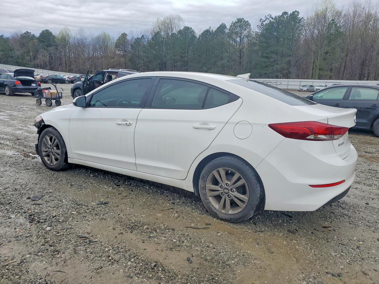 2017 HYUNDAI ELANTRA SE photo 2