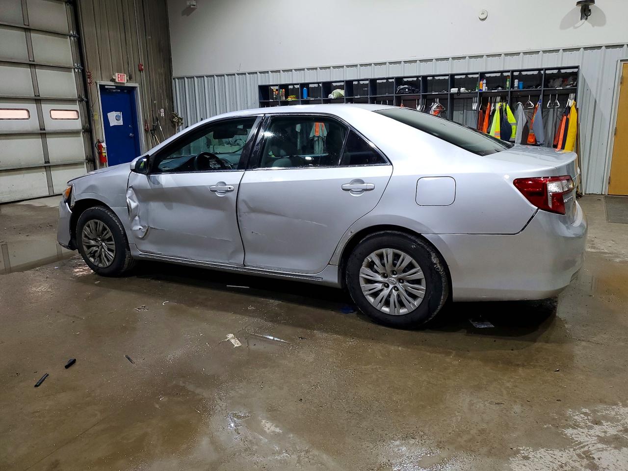 2014 TOYOTA CAMRY LE photo 3