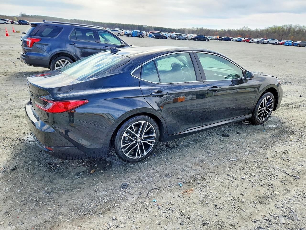 2025 TOYOTA CAMRY XLE photo 3