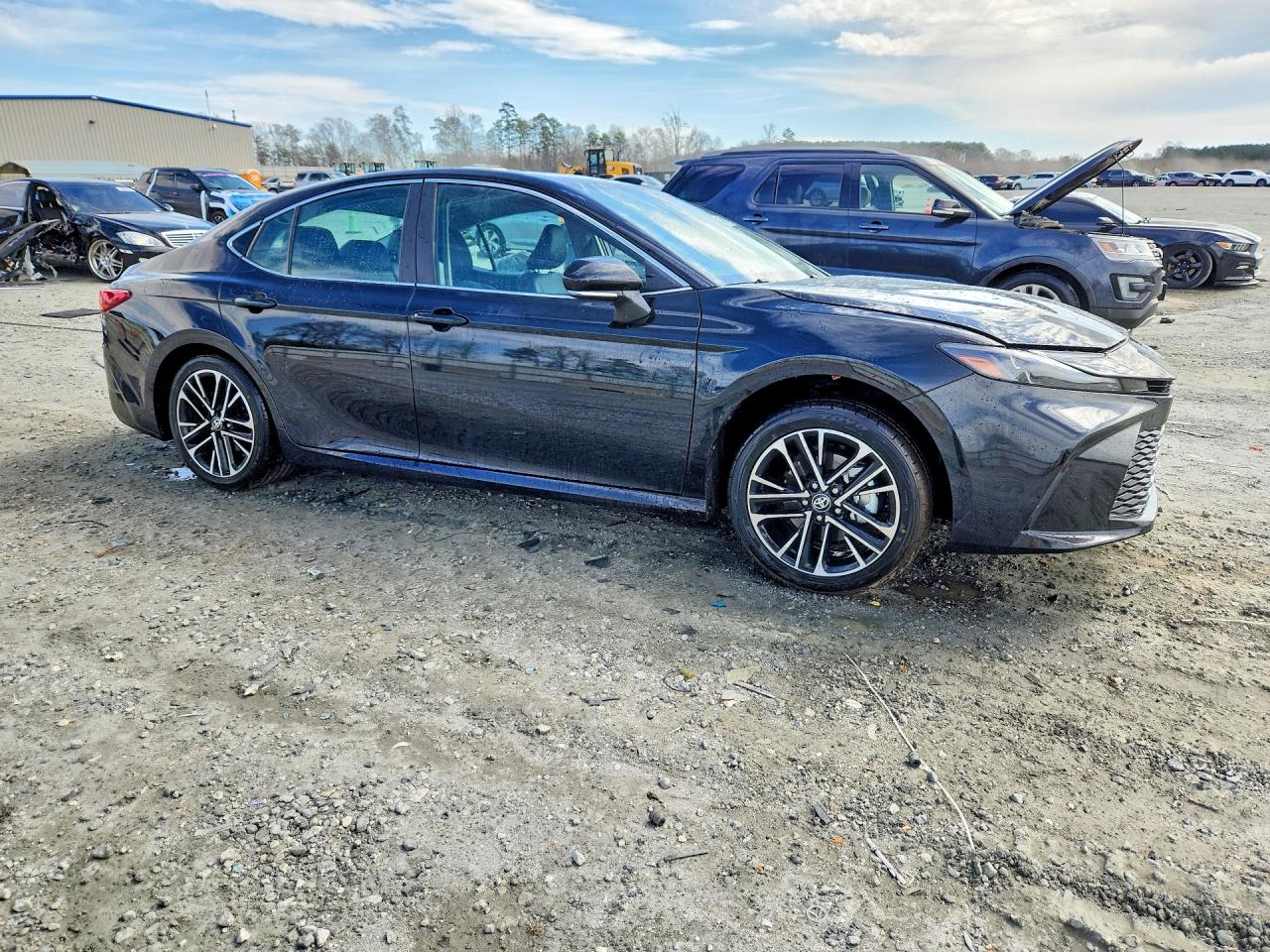 2025 TOYOTA CAMRY XLE photo 4