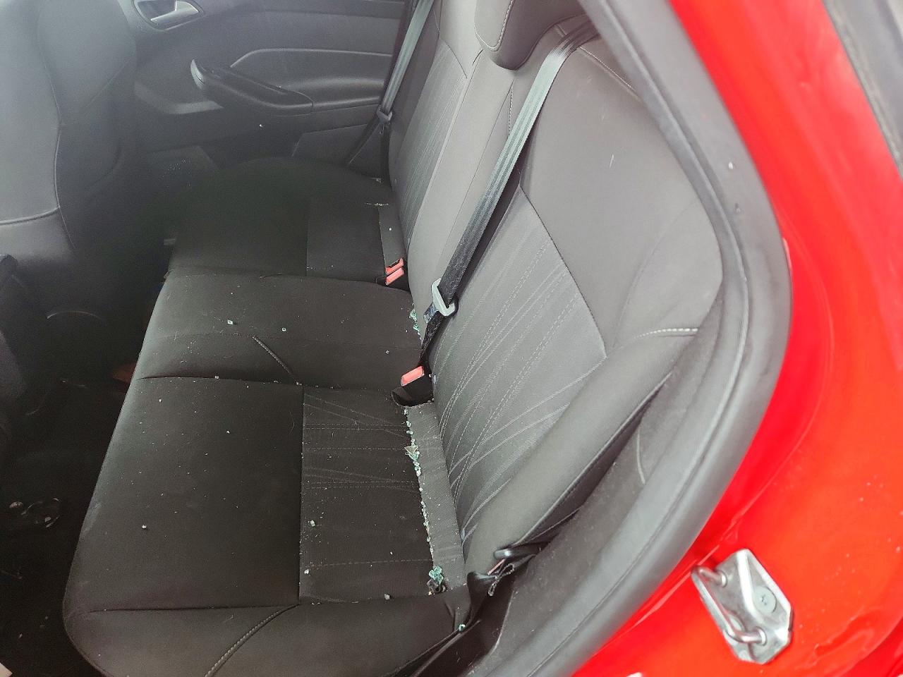 2015 FORD FOCUS SE photo 19