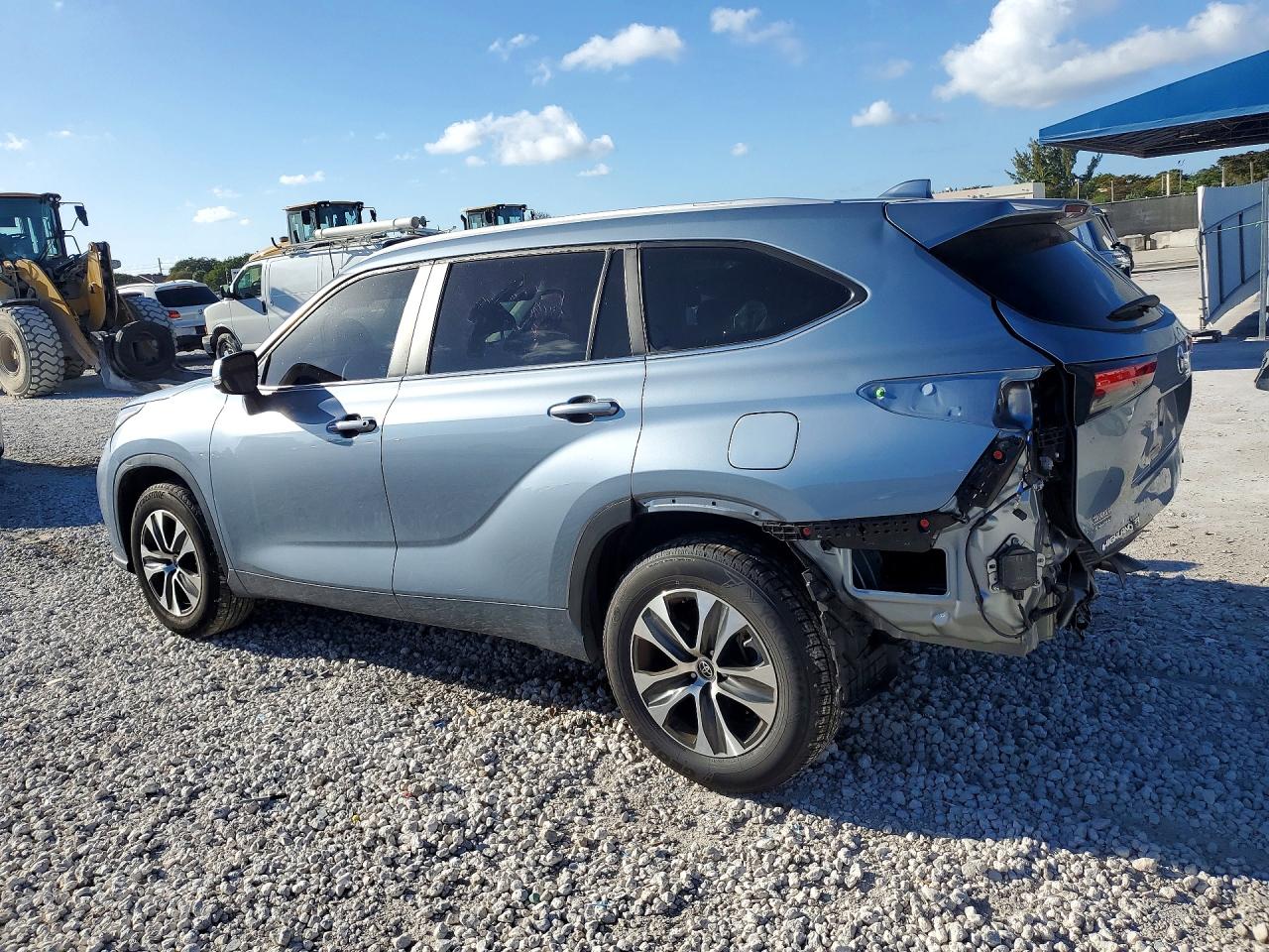 2023 TOYOTA HIGHLANDER XLE photo 3