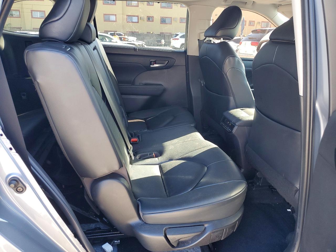 2023 TOYOTA HIGHLANDER XLE photo 21