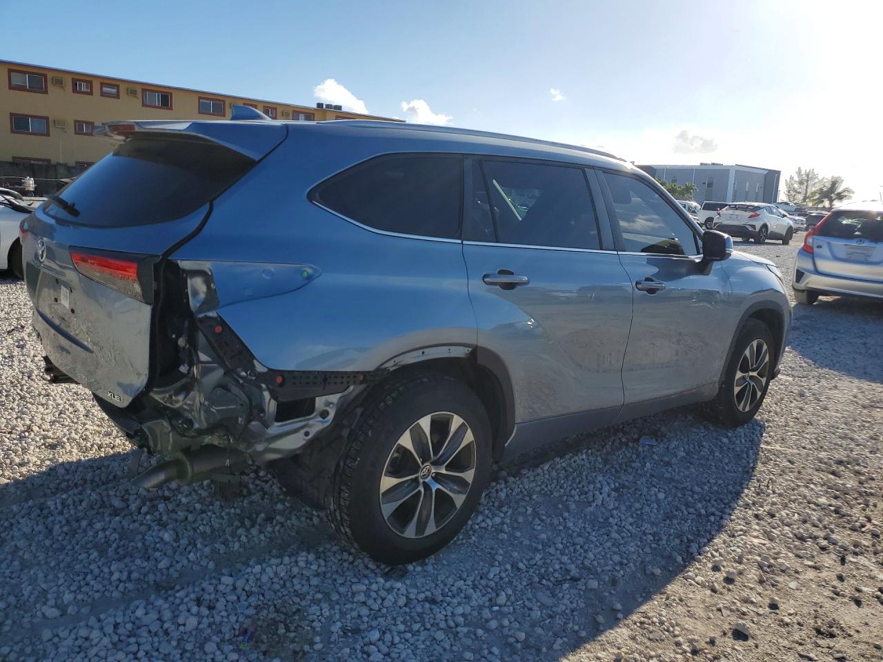 2023 TOYOTA HIGHLANDER XLE photo 5