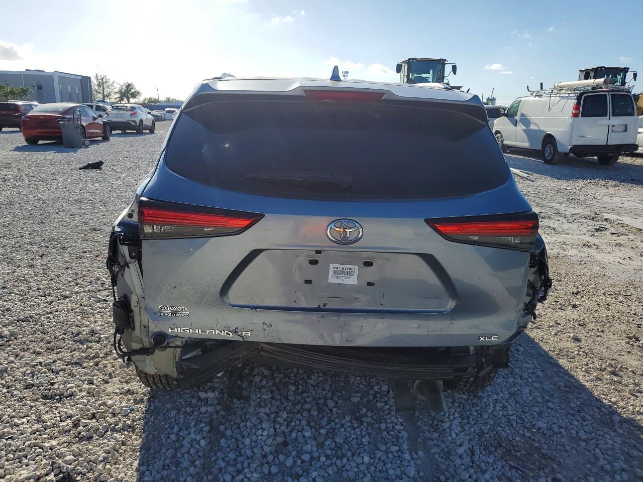 2023 TOYOTA HIGHLANDER XLE photo 11