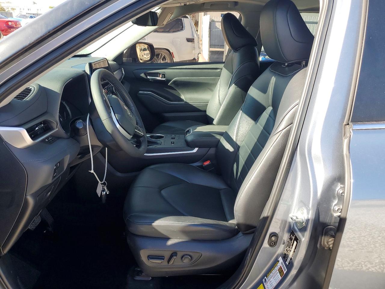 2023 TOYOTA HIGHLANDER XLE photo 13
