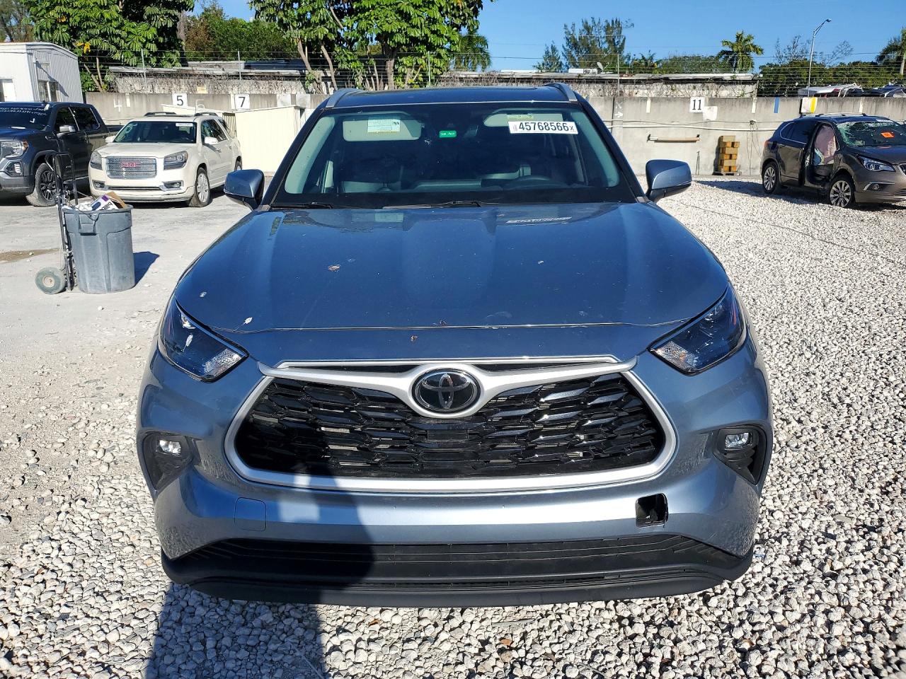 2023 TOYOTA HIGHLANDER XLE photo 9