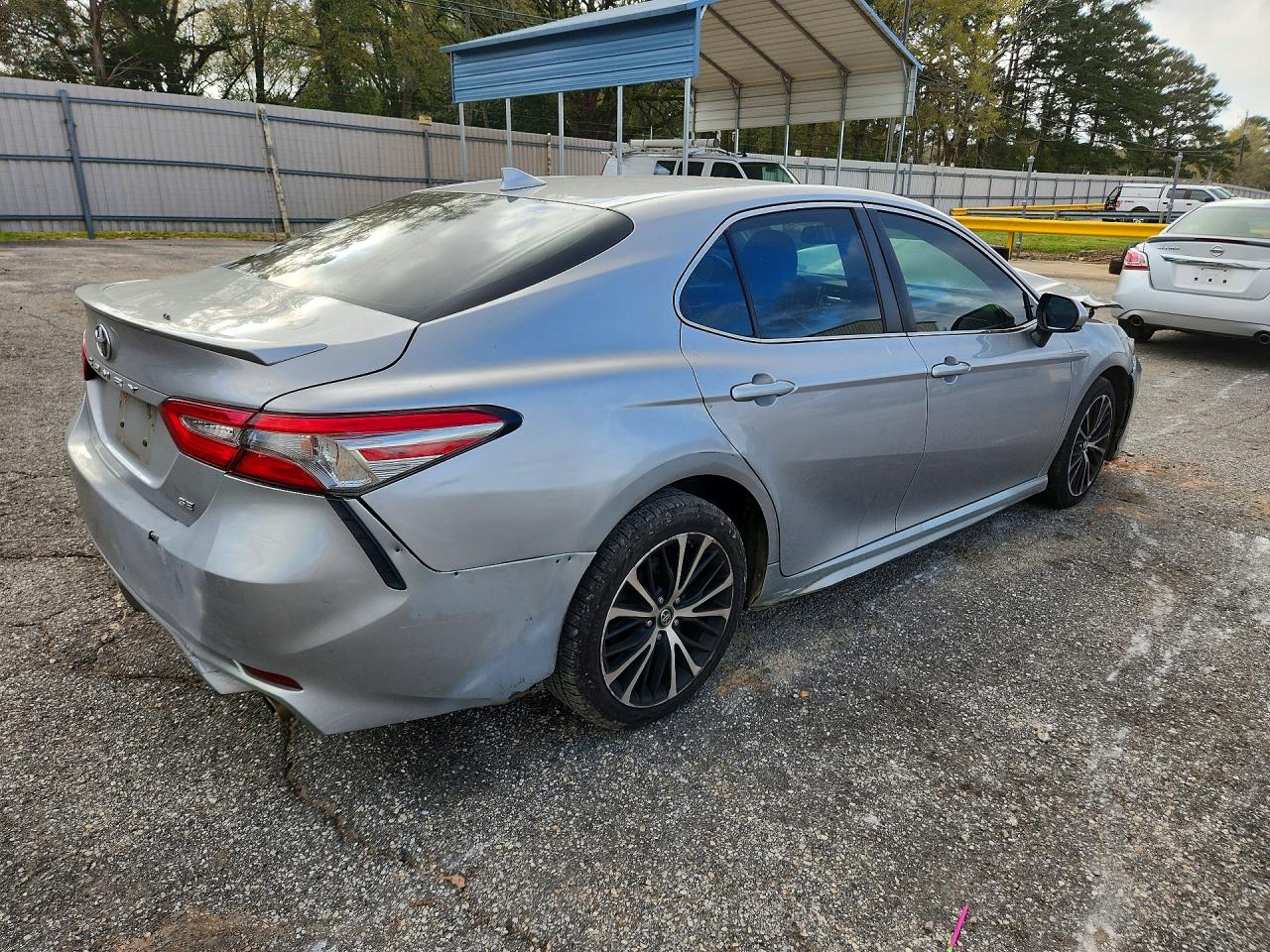 2019 TOYOTA CAMRY SE photo 3