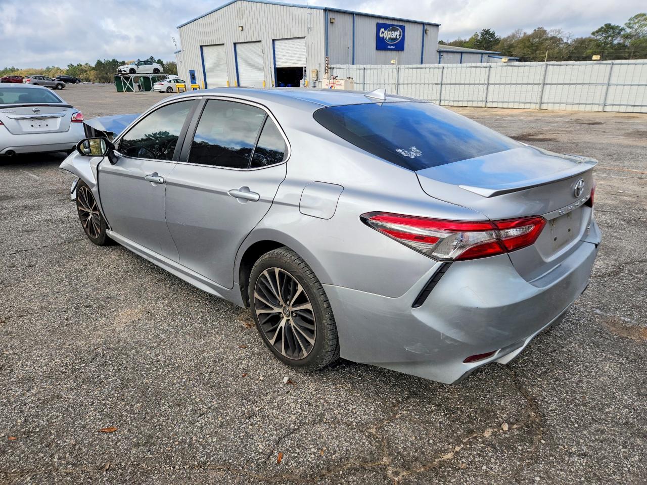 2019 TOYOTA CAMRY SE photo 2