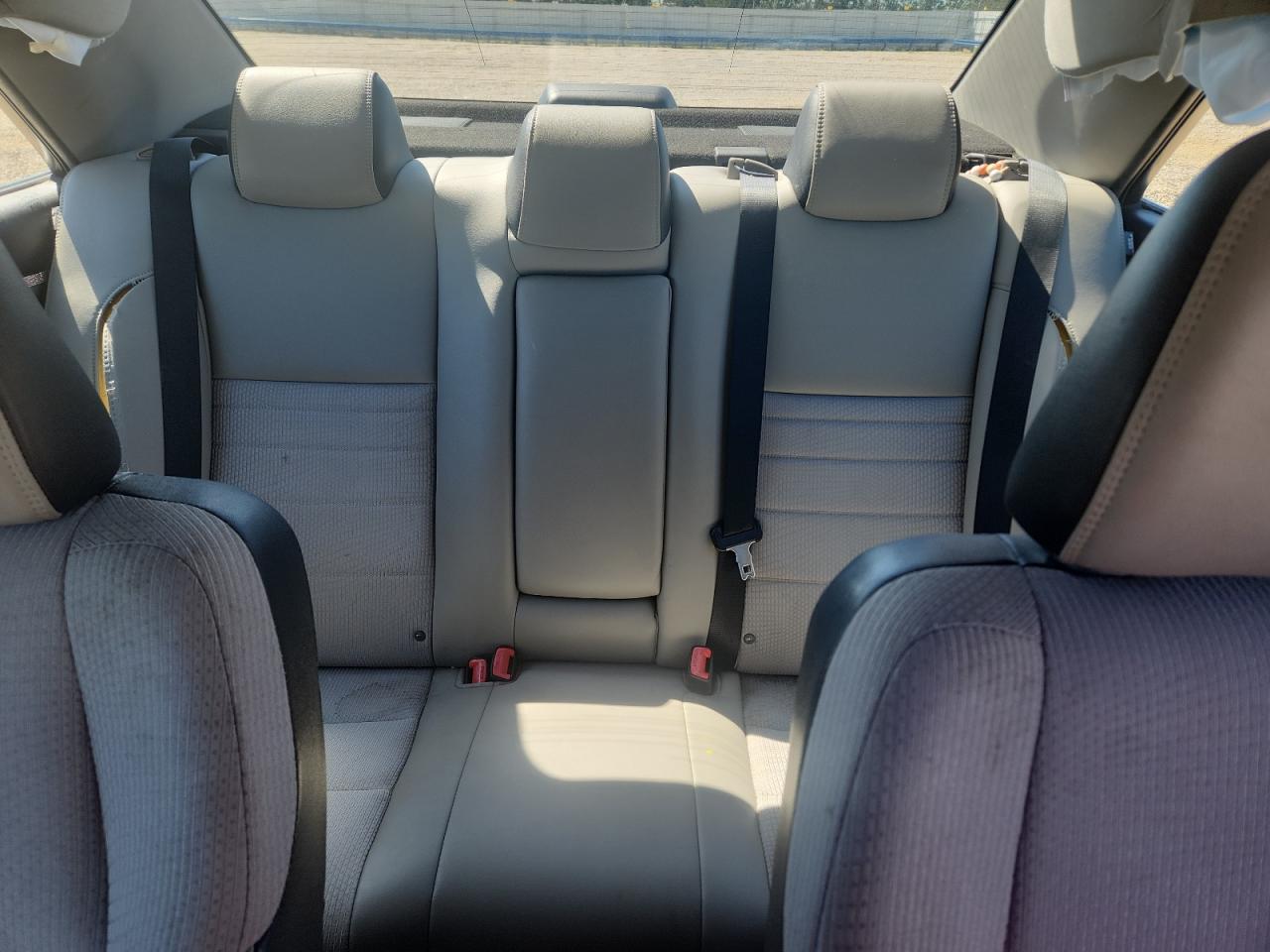 2016 TOYOTA CAMRY SE photo 19