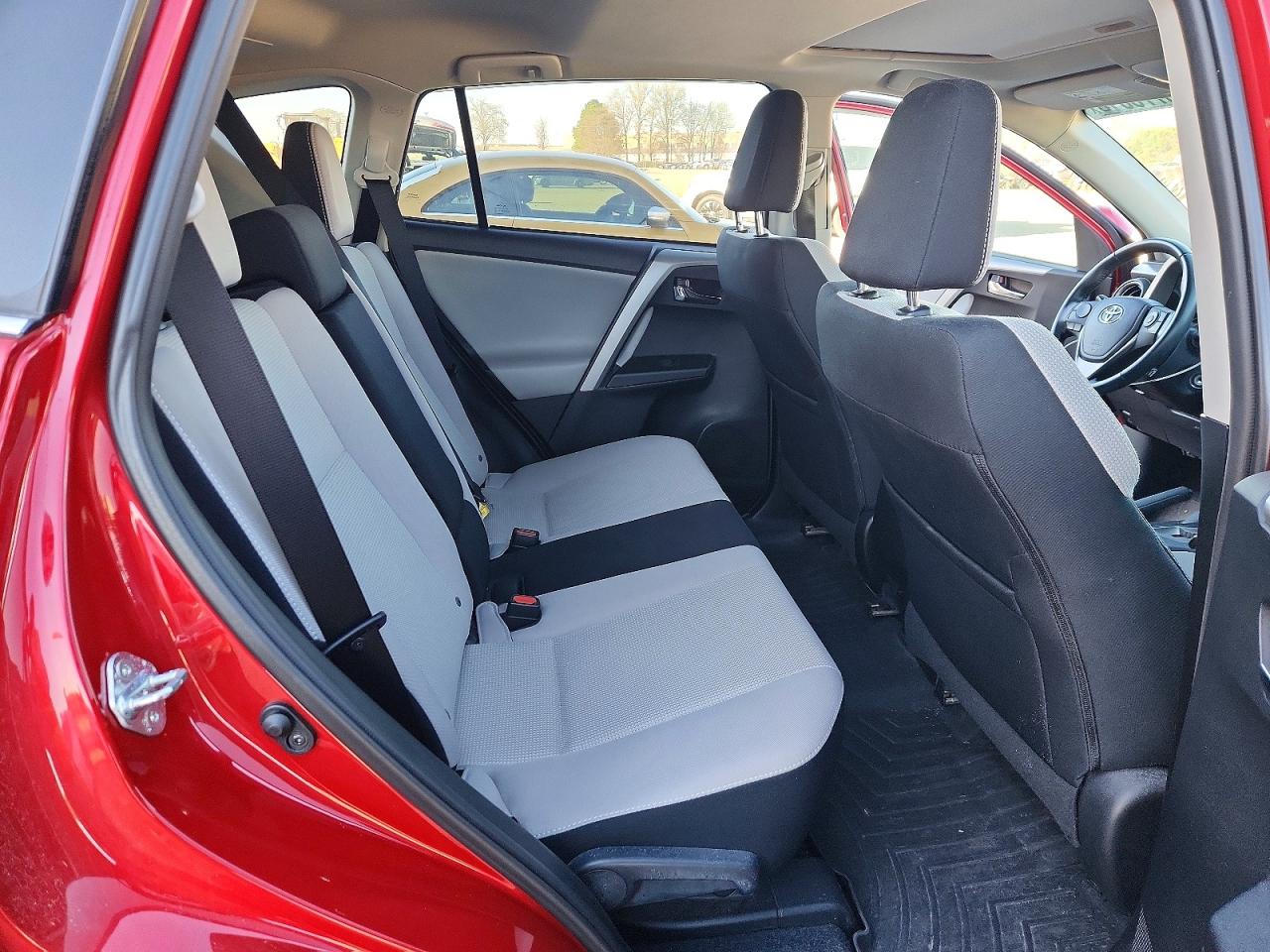 2016 TOYOTA RAV4 XLE photo 11