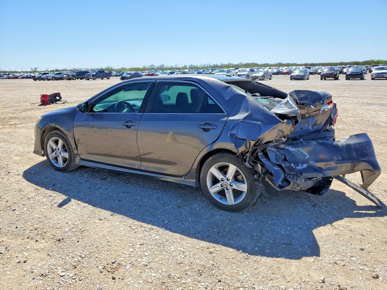 2013 TOYOTA CAMRY SE photo 3