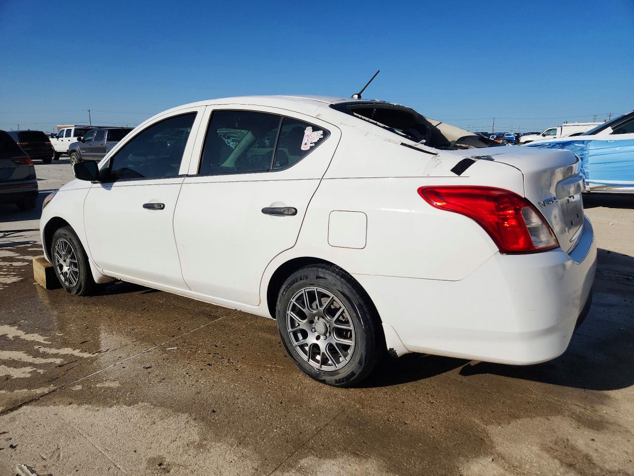 2019 NISSAN VERSA S photo 3
