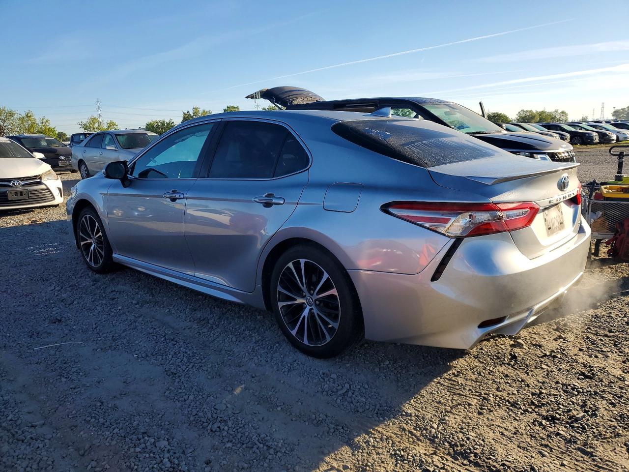 2019 TOYOTA CAMRY SE photo 4