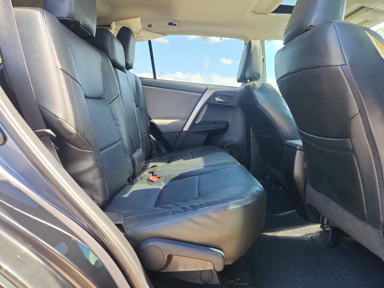 2015 TOYOTA RAV4 XLE photo 31