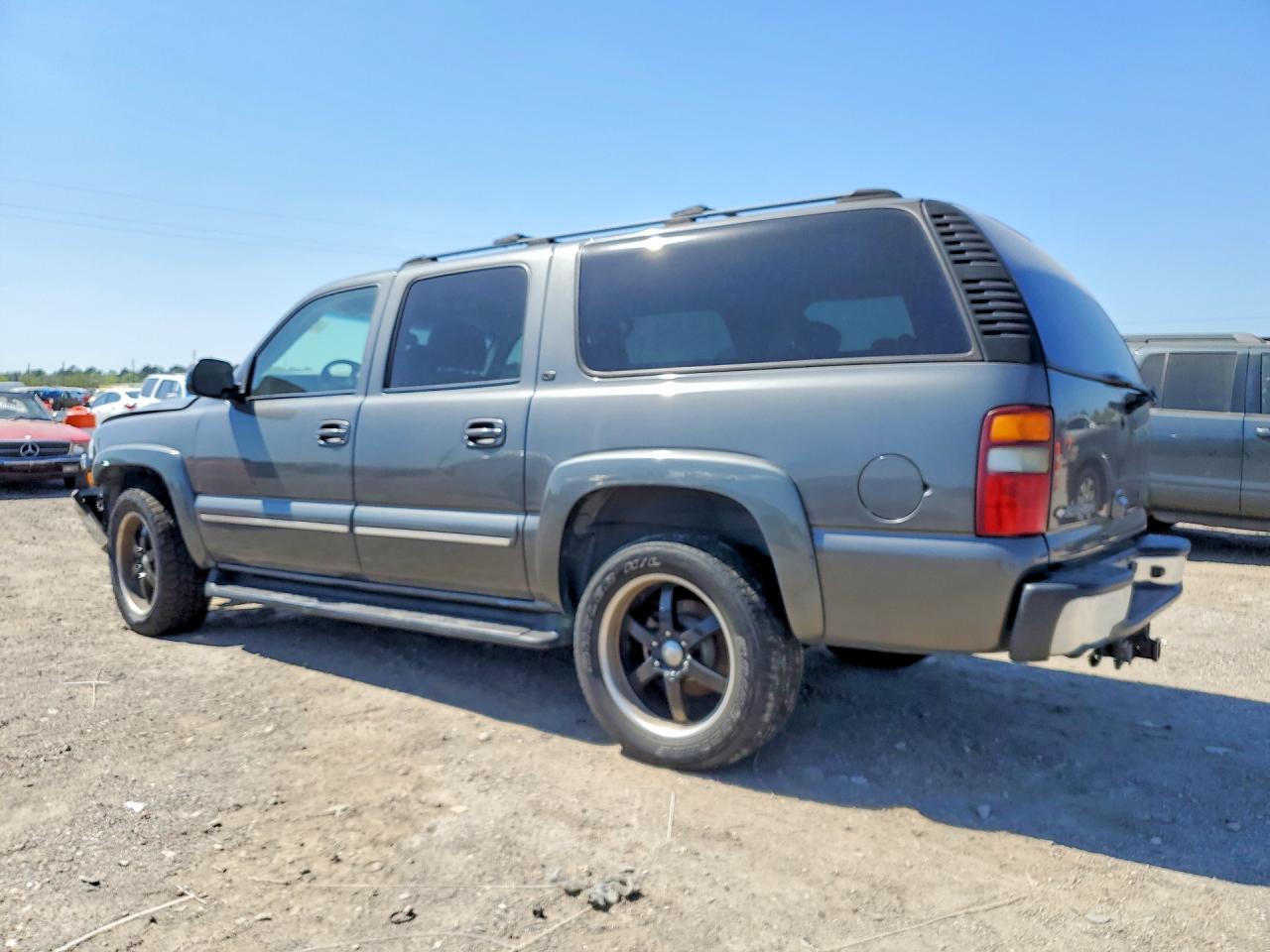 2002 CHEVROLET SUBURBAN K1500 photo 3