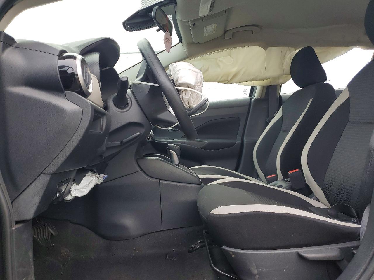 2021 NISSAN VERSA SV photo 13