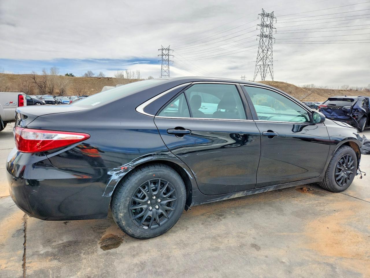 2015 TOYOTA CAMRY LE photo 3