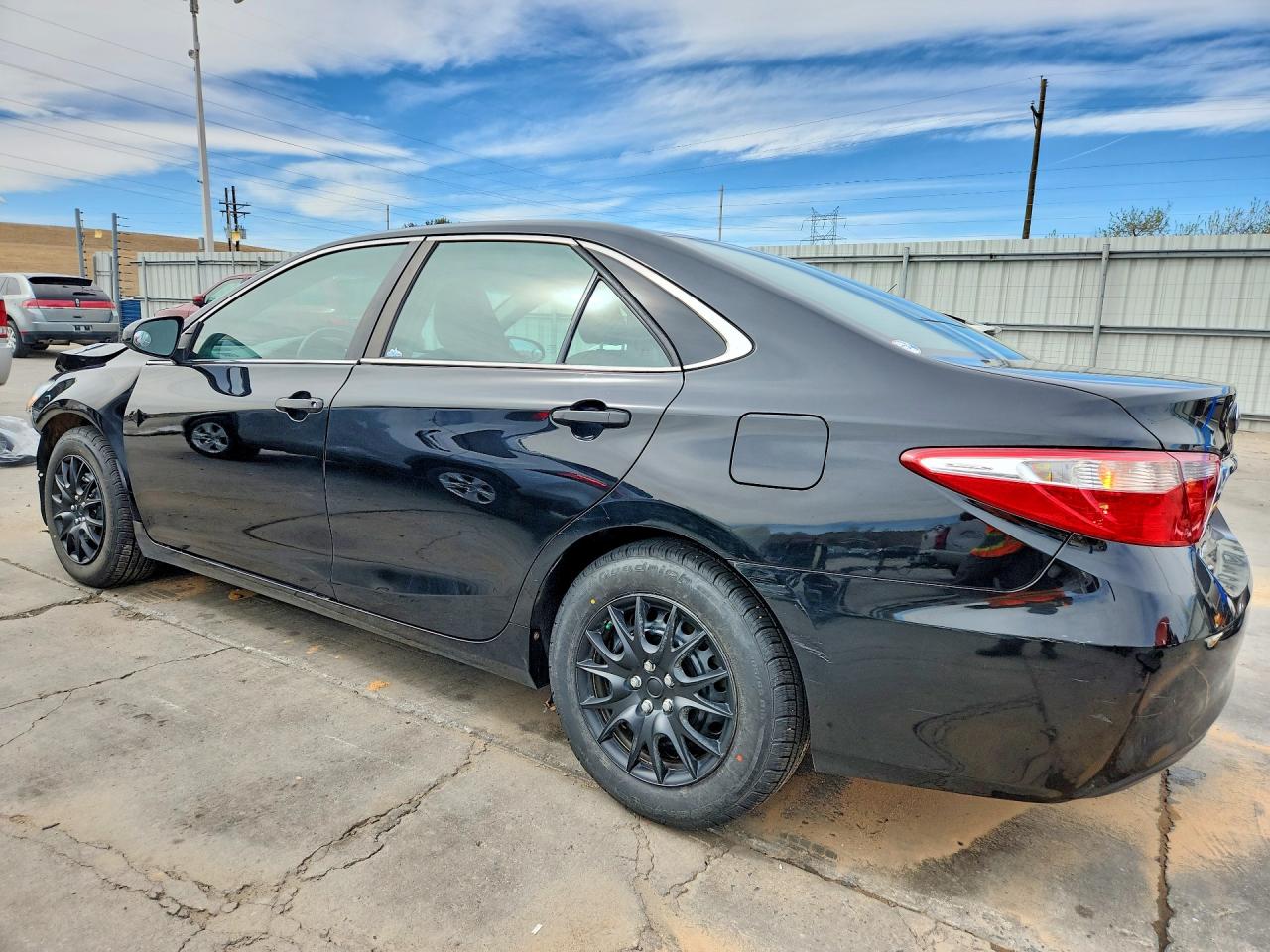 2015 TOYOTA CAMRY LE photo 2