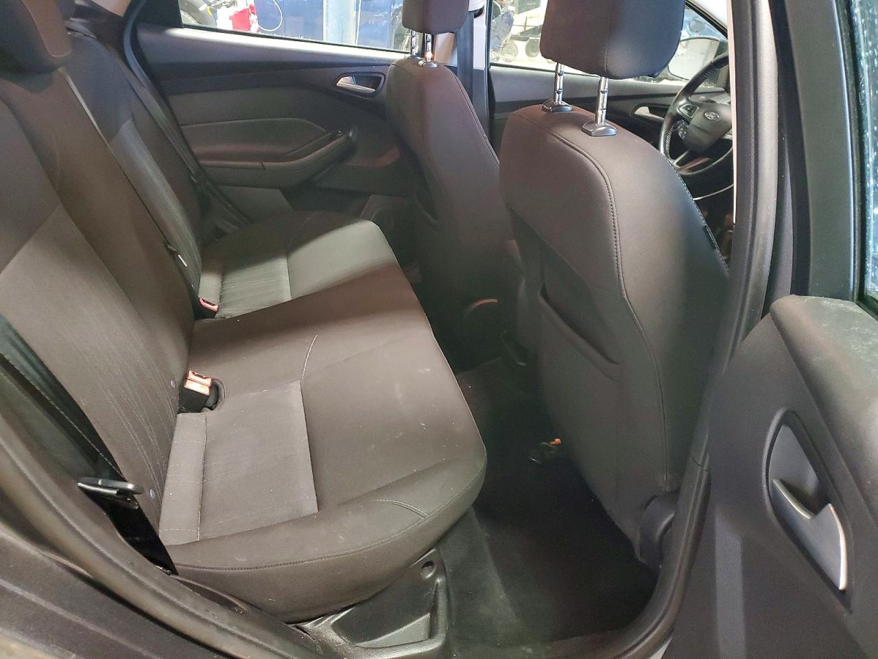 2015 FORD FOCUS SE photo 19
