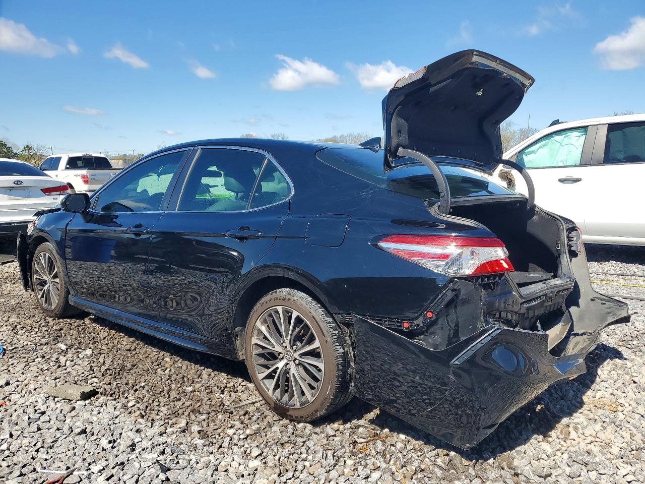 2020 TOYOTA CAMRY SE photo 3
