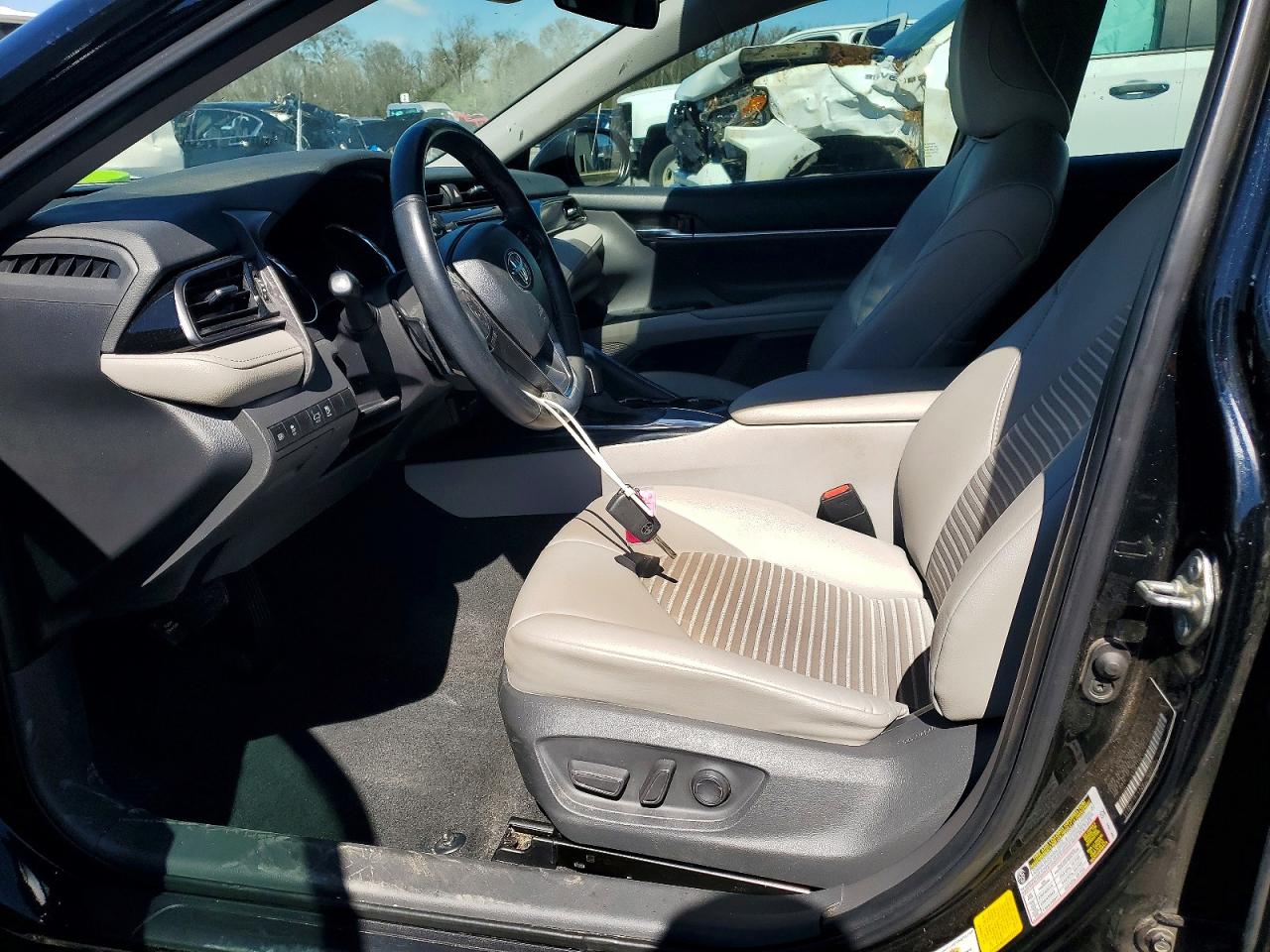 2020 TOYOTA CAMRY SE photo 13