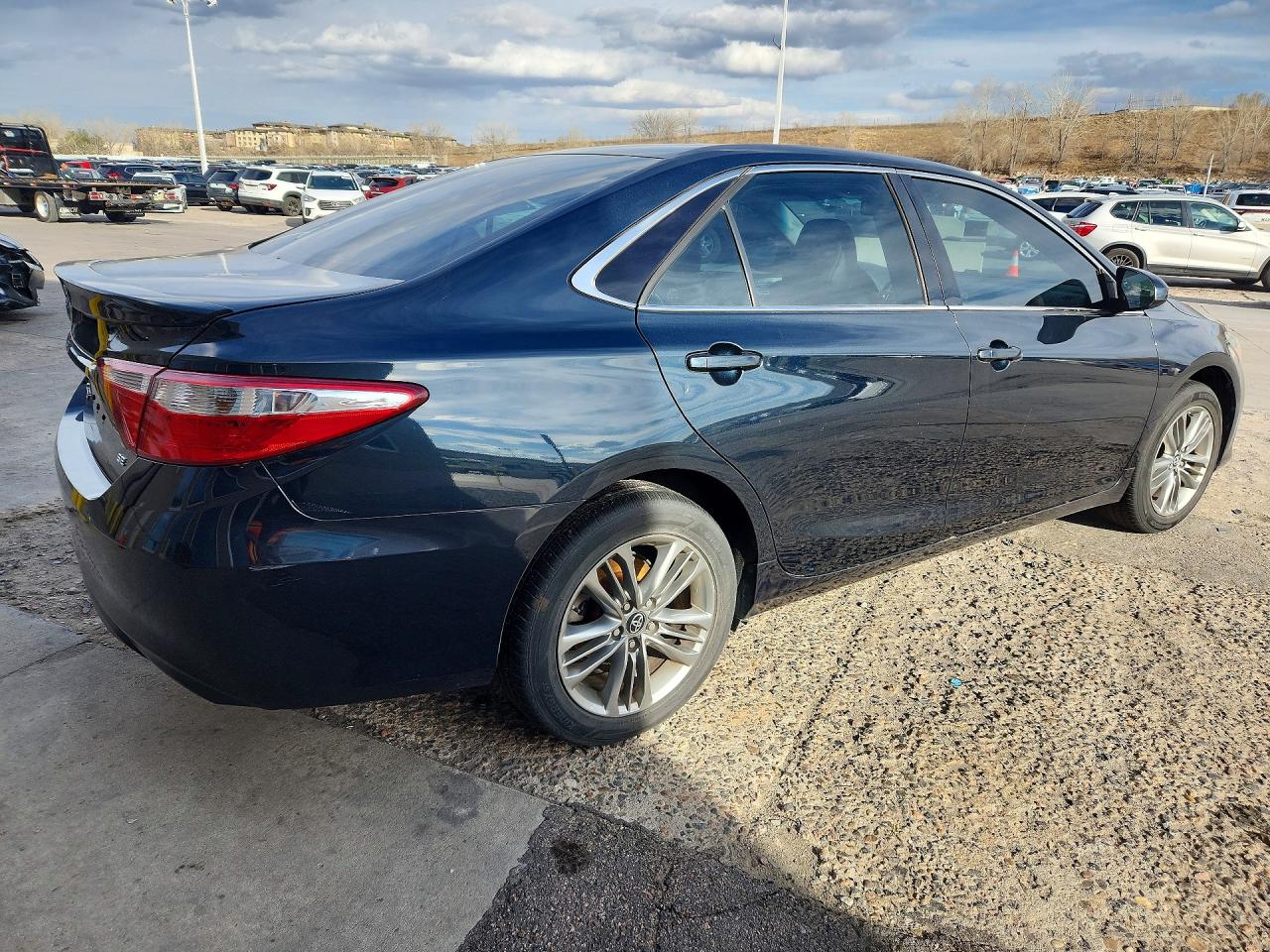 2016 TOYOTA CAMRY SE photo 3