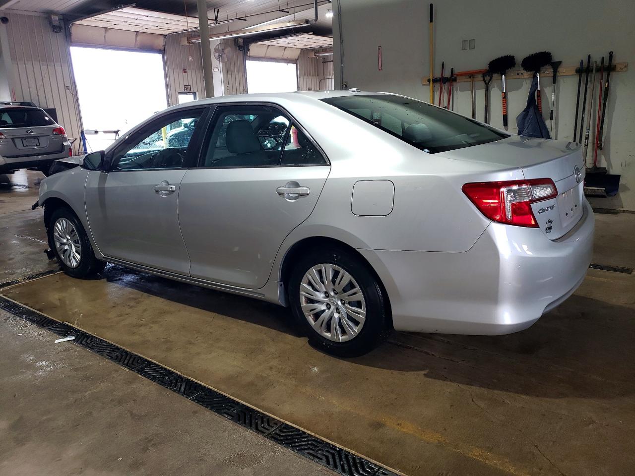 2014 TOYOTA CAMRY LE photo 3