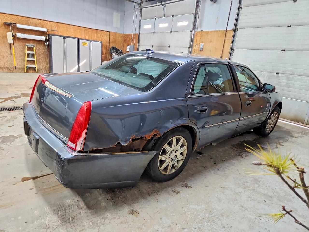 2010 CADILLAC DTS PREMIUM COLLECTION photo 3