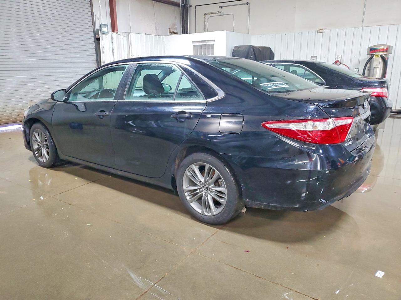 2015 TOYOTA CAMRY SE photo 3