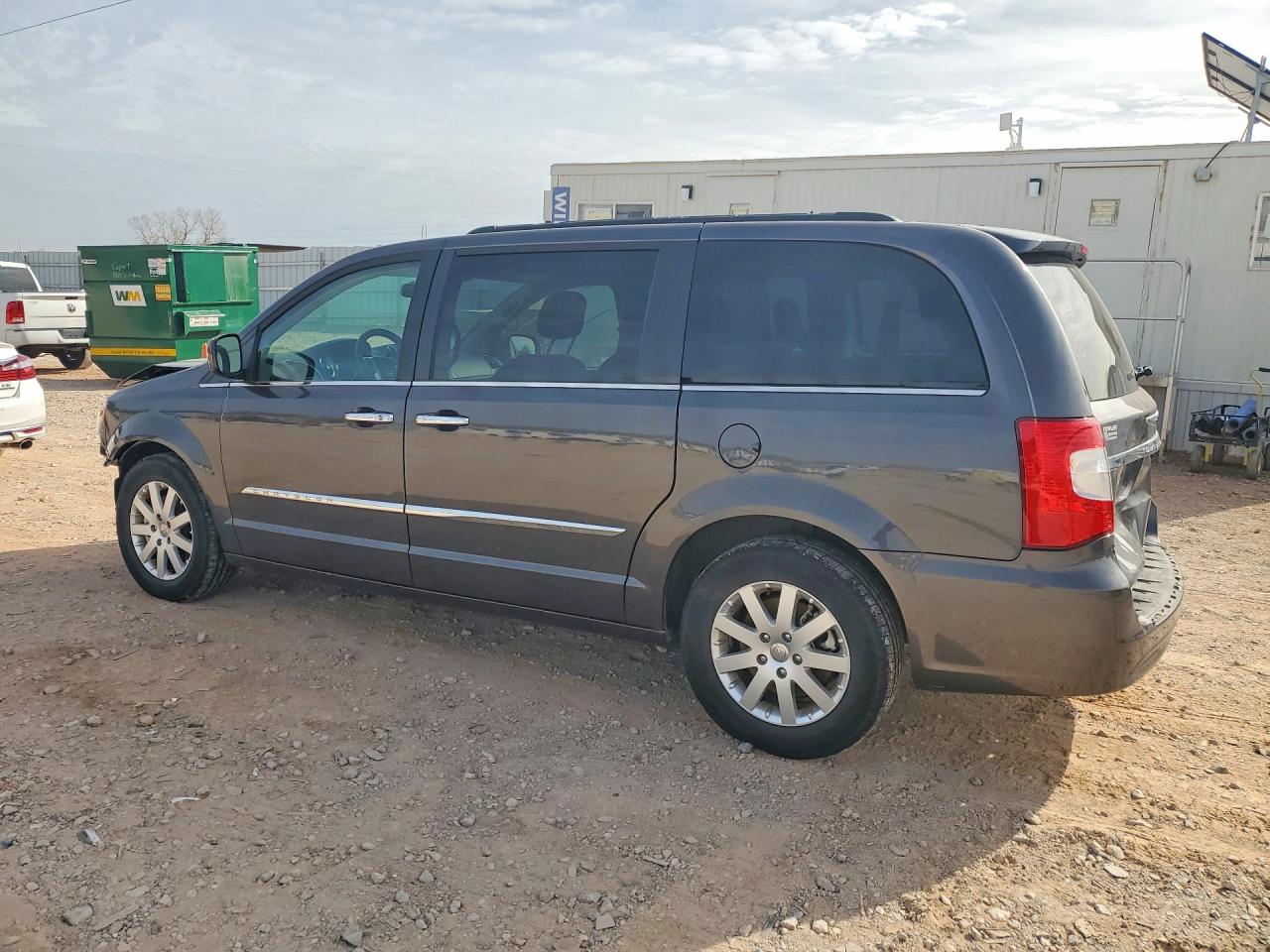 2015 CHRYSLER TOWN & COUNTRY TOURING photo 2