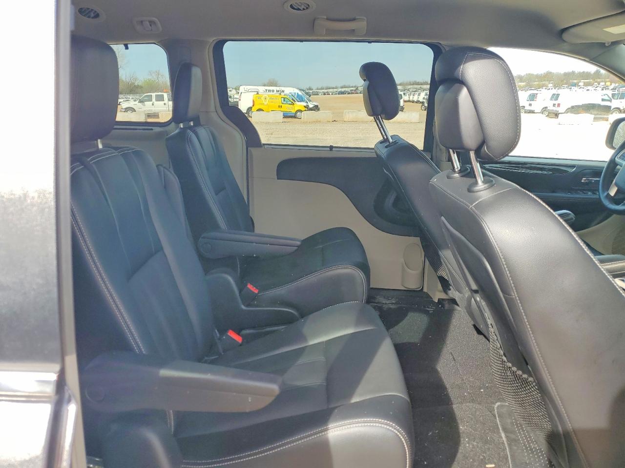 2015 CHRYSLER TOWN & COUNTRY TOURING photo 11