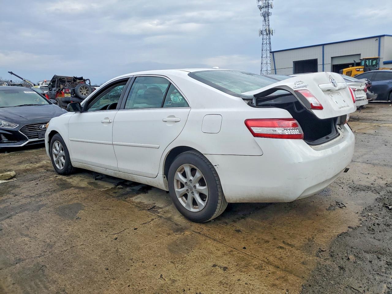 2011 TOYOTA CAMRY LE photo 4
