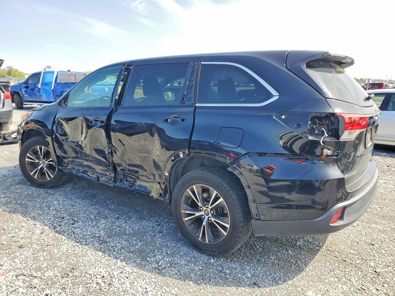 2019 TOYOTA HIGHLANDER LE photo 3