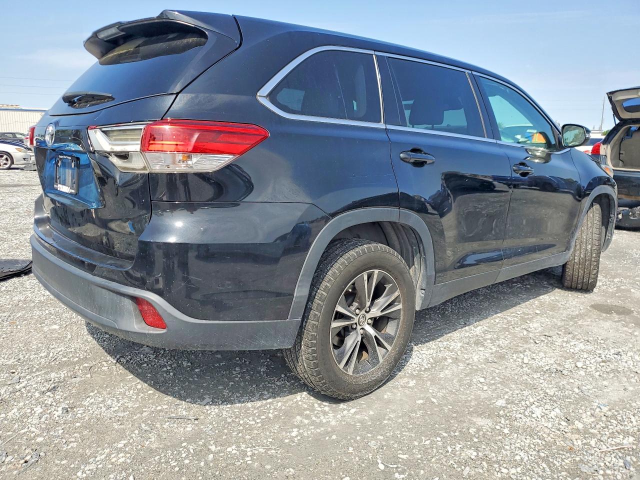 2019 TOYOTA HIGHLANDER LE photo 5