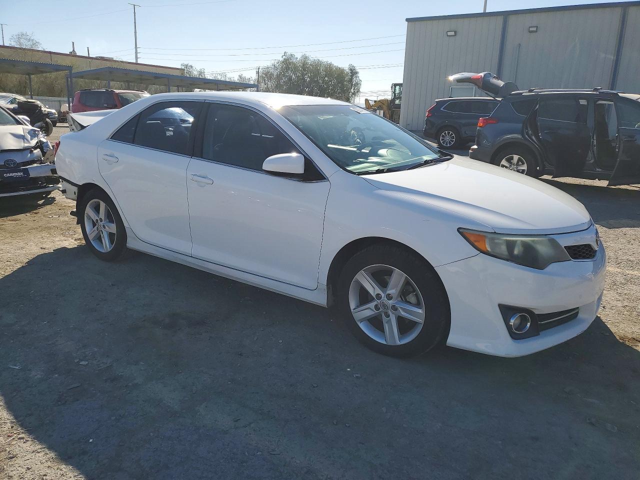 2014 TOYOTA CAMRY SE photo 4