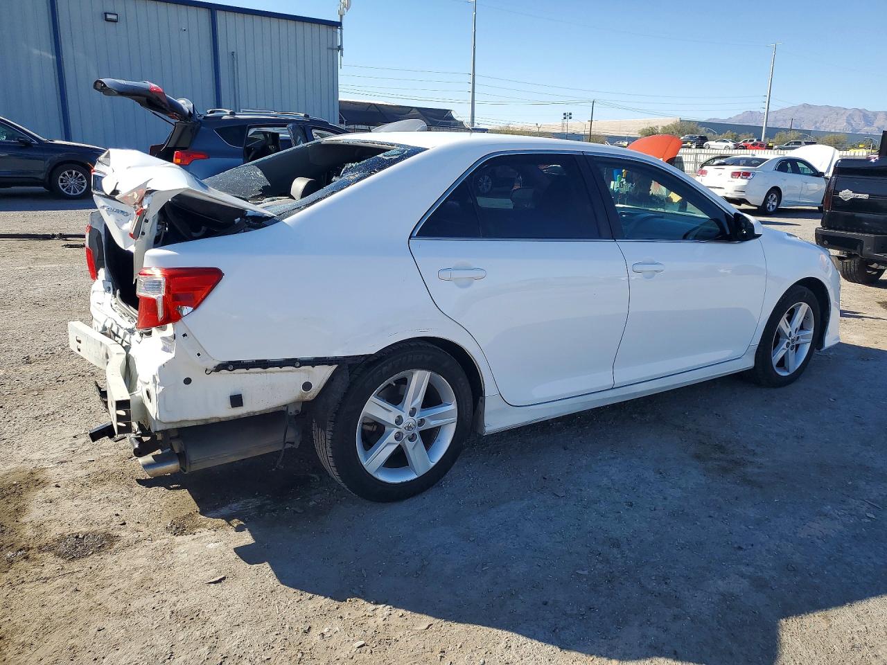 2014 TOYOTA CAMRY SE photo 3