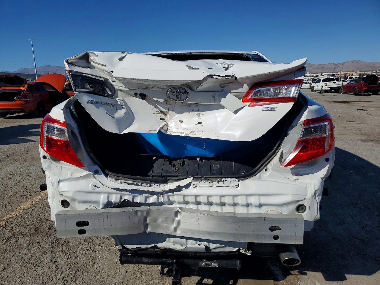 2014 TOYOTA CAMRY SE photo 6