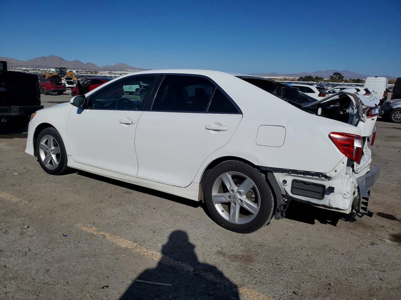 2014 TOYOTA CAMRY SE photo 2
