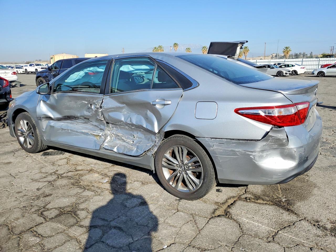 2016 TOYOTA CAMRY SE photo 3