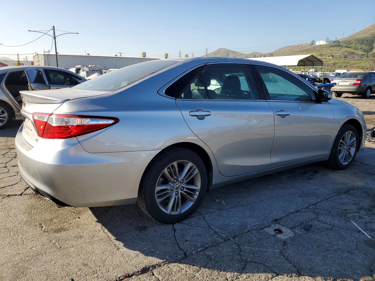2016 TOYOTA CAMRY SE photo 5