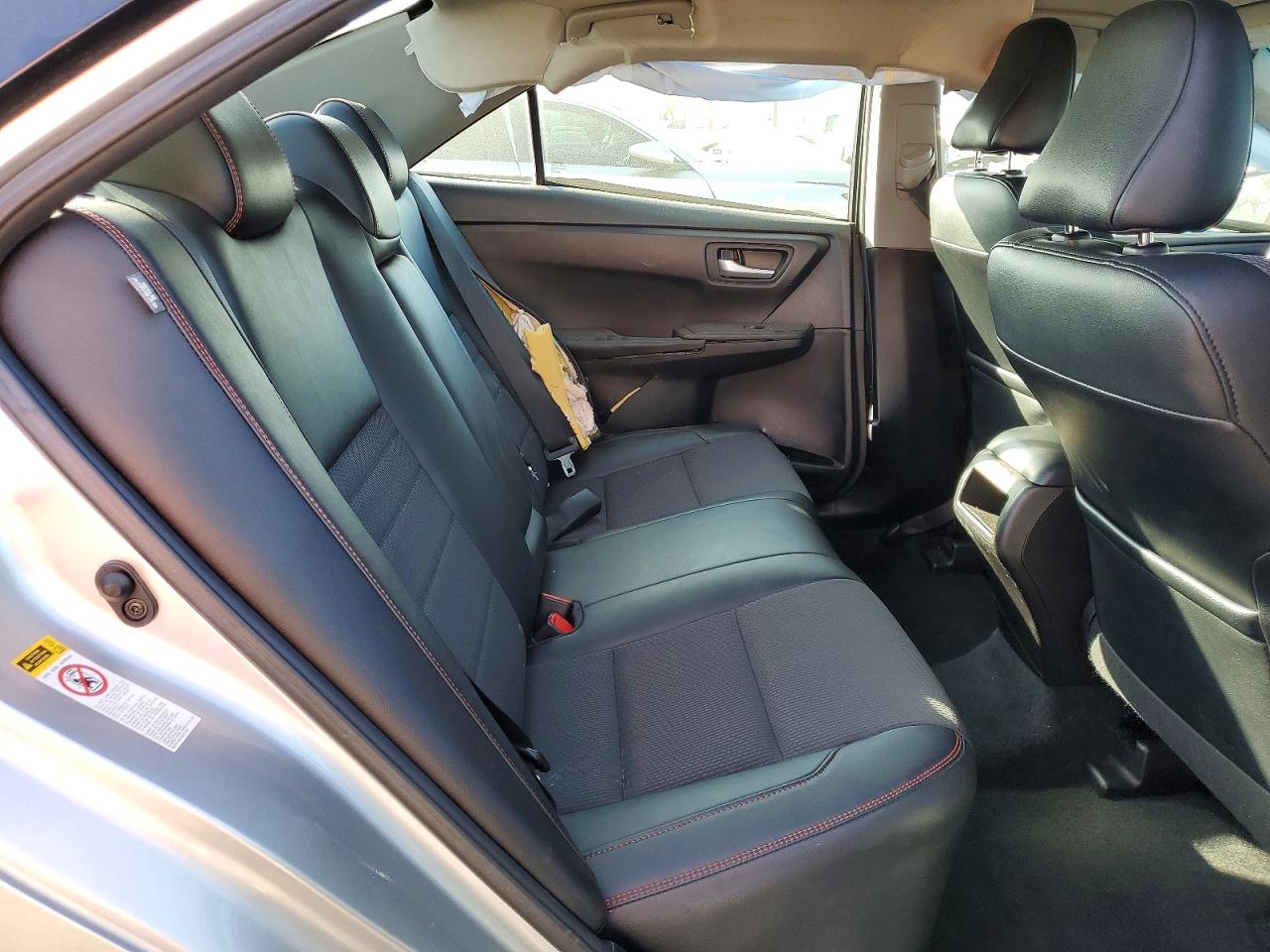 2016 TOYOTA CAMRY SE photo 19
