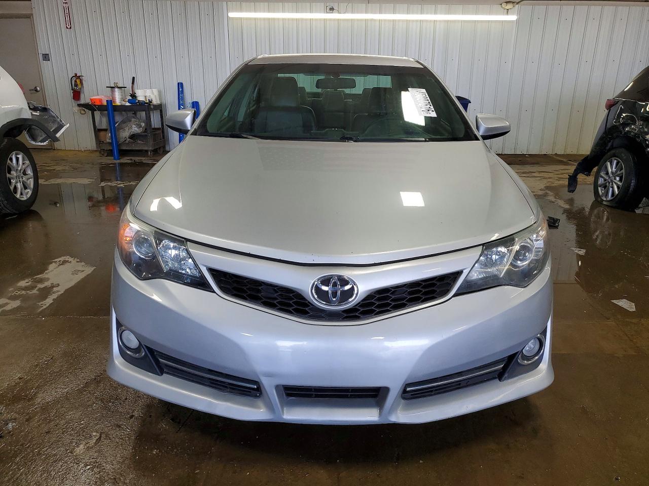 2014 TOYOTA CAMRY SE photo 13