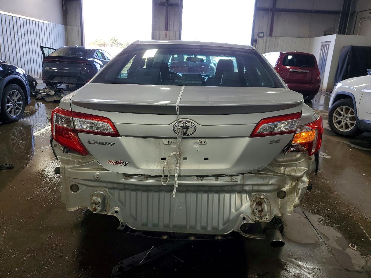 2014 TOYOTA CAMRY SE photo 16