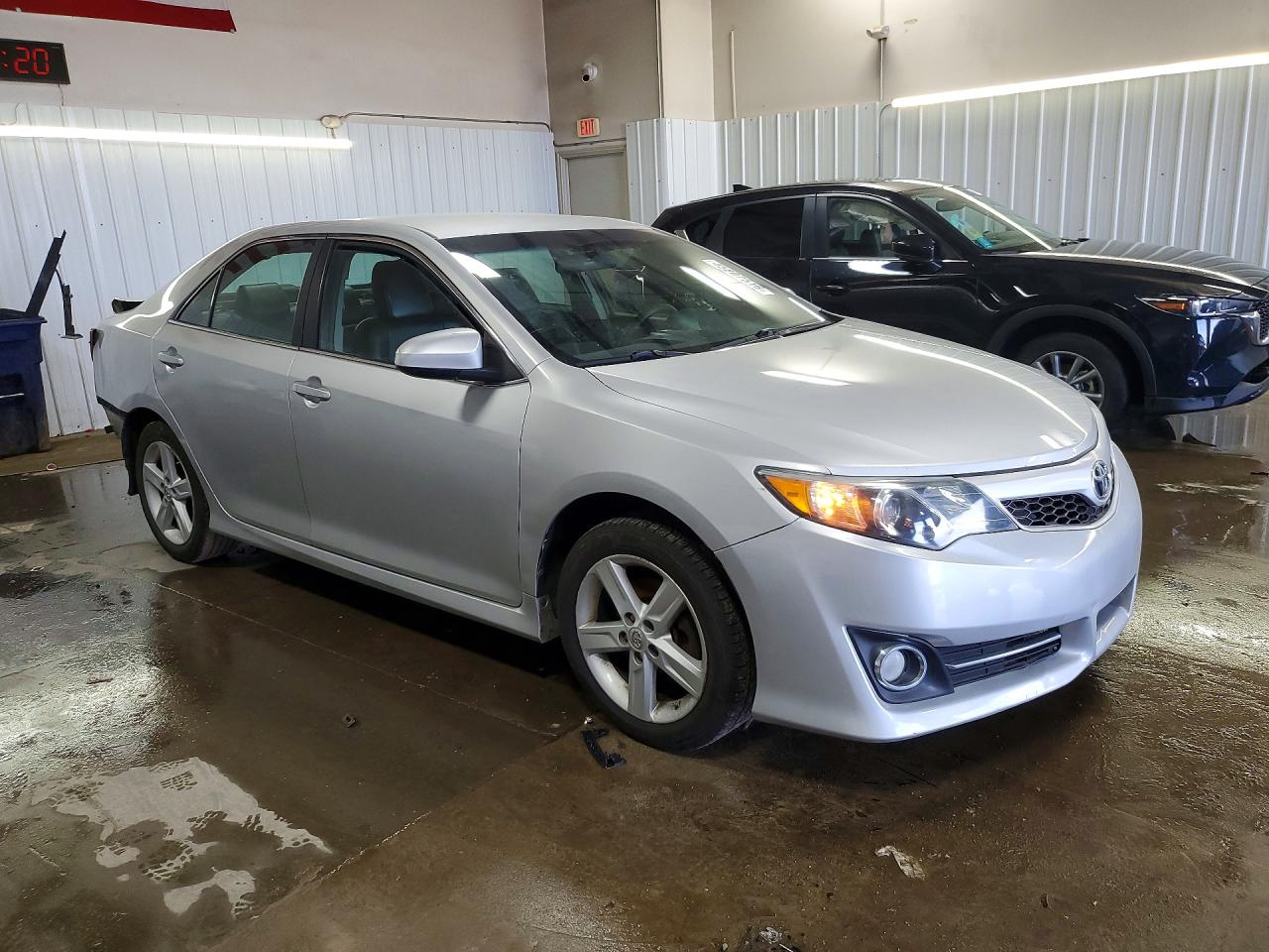 2014 TOYOTA CAMRY SE photo 10