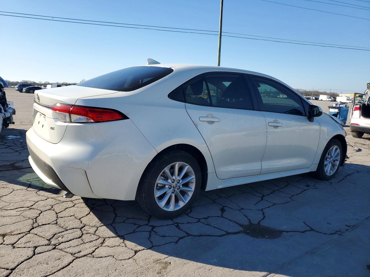 2021 TOYOTA COROLLA LE photo 3